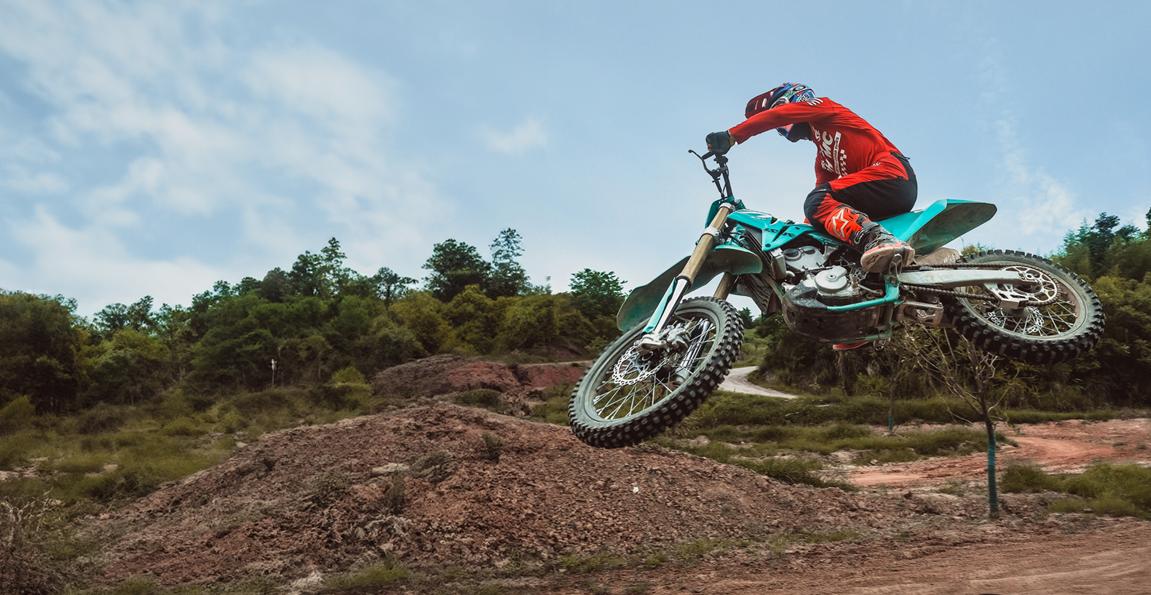 KOVE MX250R w skoku na torze terenowym