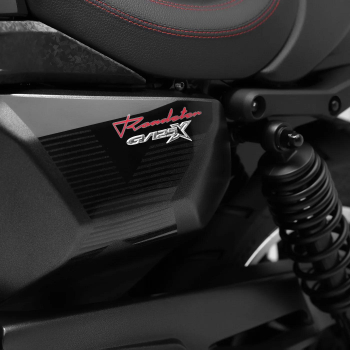 Hyosung GV125X – zbiornik z logo