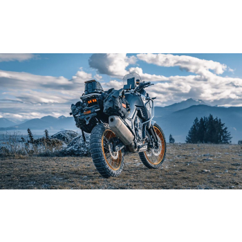 KOVE 800X Touring z kuframi w terenie