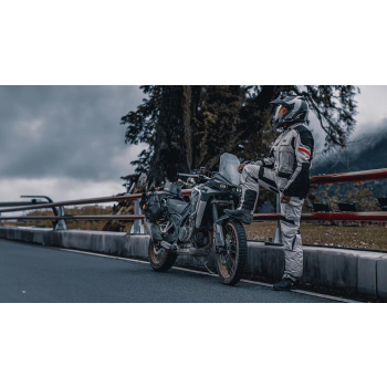 KOVE 800X Touring na postoju