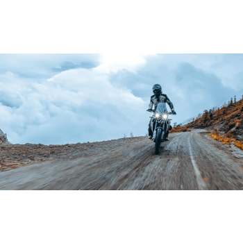 KOVE 800X Touring na szutrowej drodze