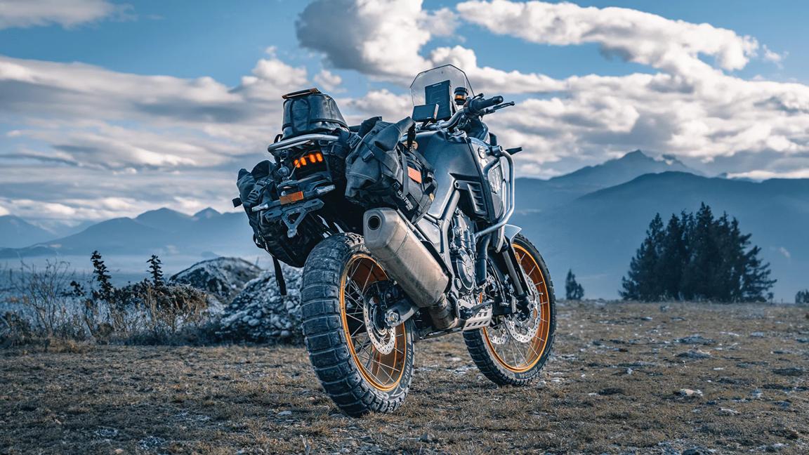 KOVE 800X Touring z kuframi w terenie