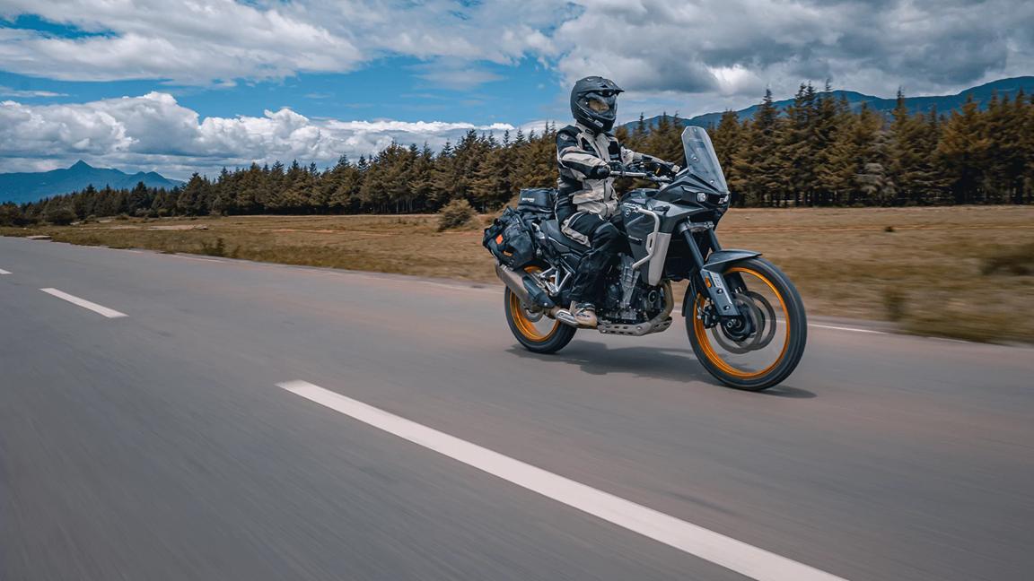 KOVE 800X Touring na drodze