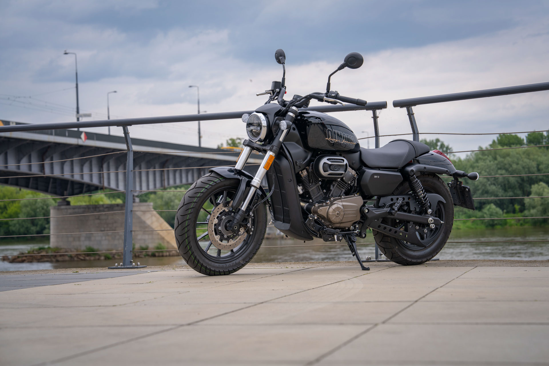 QJMOTOR SRV 12 – Wyjątkowy silnik V2